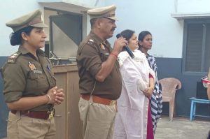 चौकी प्रभारी लालबाग ने स्कूल के छात्र छात्राओं को सरकार द्वारा जारी योजनाओं के बारे में बताया
