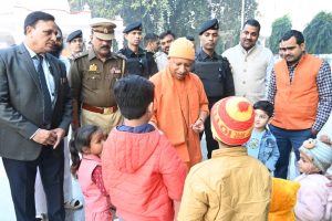 मुख्यमंत्री ने जनता दर्शन में 300 लोगों की समस्याएं सुनीं सीएम योगी आदित्यनाथ नेहर पीड़ित की समस्या का समाधान करने को तत्पर और प्रतिबद्ध है सरकार