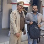 यात्री का खोया बैग मात्र दस घंटे में चौकी प्रभारी लालबाग ओम शुक्ला ने ढूंढ कर यात्री को सौंपा, जमकर हो रही तारीफ
