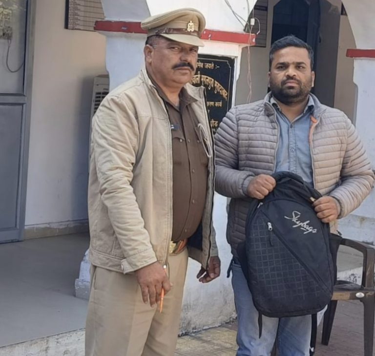 यात्री का खोया बैग मात्र दस घंटे में चौकी प्रभारी लालबाग ओम शुक्ला ने ढूंढ कर यात्री को सौंपा, जमकर हो रही तारीफ