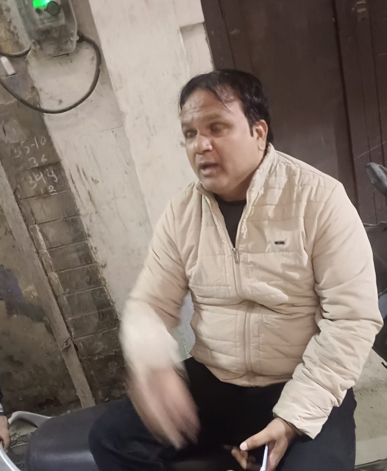 मुरादाबाद  विकास प्राधिकरण के जेई मेरे रिश्तेदार तो नहीं जरूरत मानचित्र की, धड़ल्ले से हो रहा बिना मानचित्र के दुकानों का  बड़े स्थर पर निर्माण