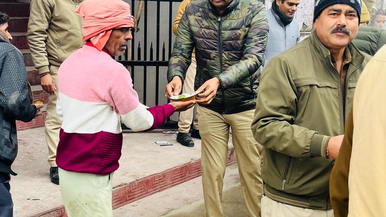मकर सक्रांति के शुभ अवसर पर खाकी ने बांटी खिचड़ी लोगों ने जमकर लुफ्त उठाया