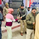 मकर सक्रांति के शुभ अवसर पर खाकी ने बांटी खिचड़ी लोगों ने जमकर लुफ्त उठाया