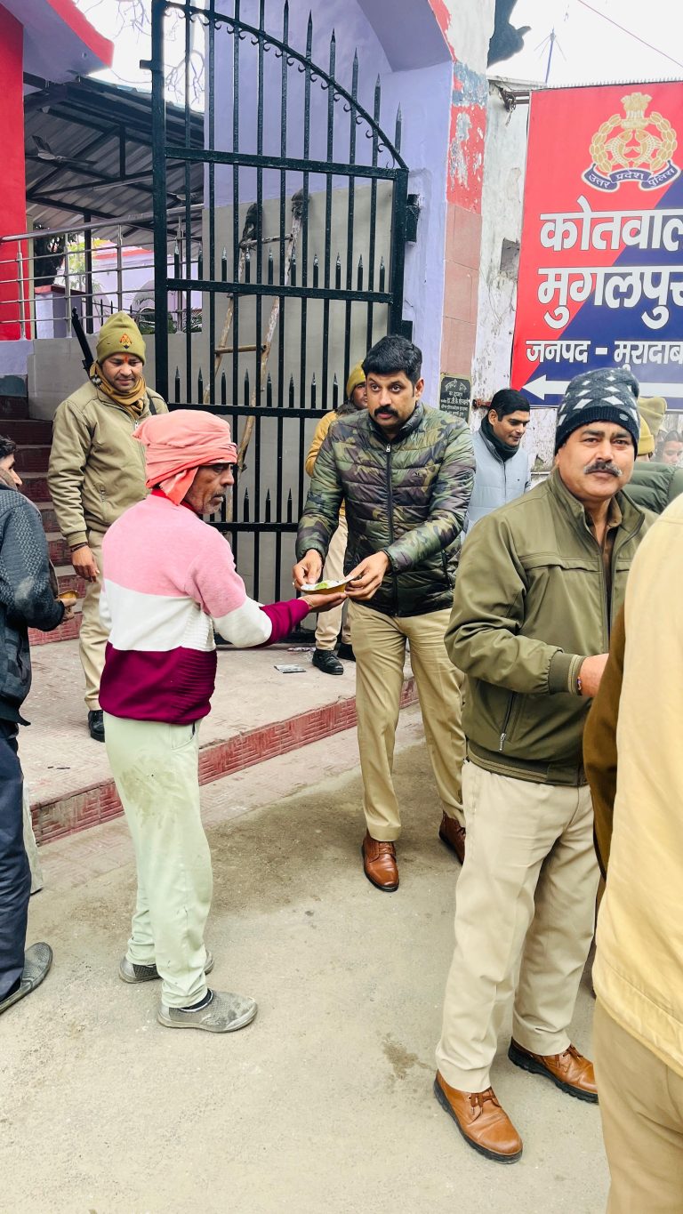 मकर सक्रांति के शुभ अवसर पर खाकी ने बांटी खिचड़ी लोगों ने जमकर लुफ्त उठाया