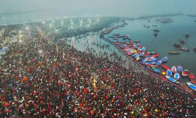 महाकुंभ 2025 पहले दिन अनुमान से भी अधिक श्रद्धालुओं ने लगाई आस्था की डुबकी*