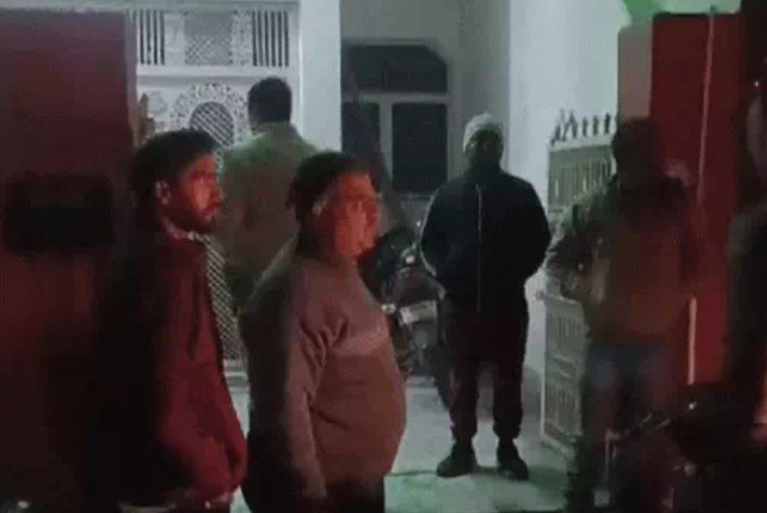 मुरादाबाद जिलाधिकारी (DM) निवास के पास यूपी एसटीएफ(STF) और बदमाशों के बीच हुई मुठभेड़ एक अपराह्नकर्ता के गर्दन में लगी गोली