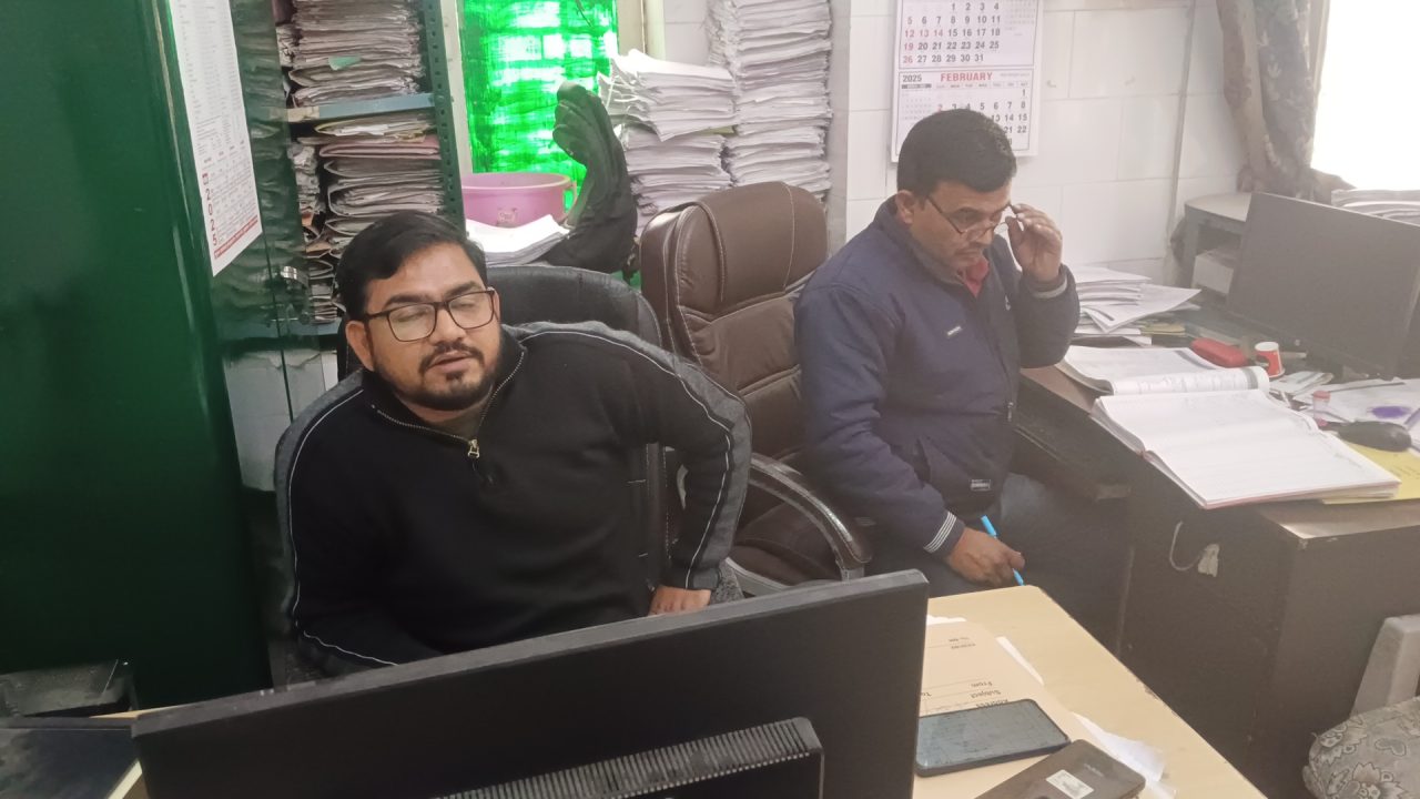 मुख्यमंत्री योगी आदित्यनाथ की जीरो टॉलरेंस नीति को कैसे हवा में उड़ा रहे महिला अस्पताल के कर्मचारी, वीडियो वॉयरल