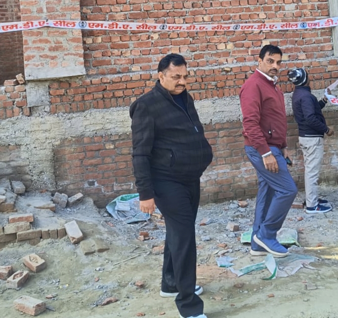 एक हजार वर्ग मीटर के अवैध कॉमर्शियल बिना मानचित्र के निर्माण को एमडीए ने किया सील