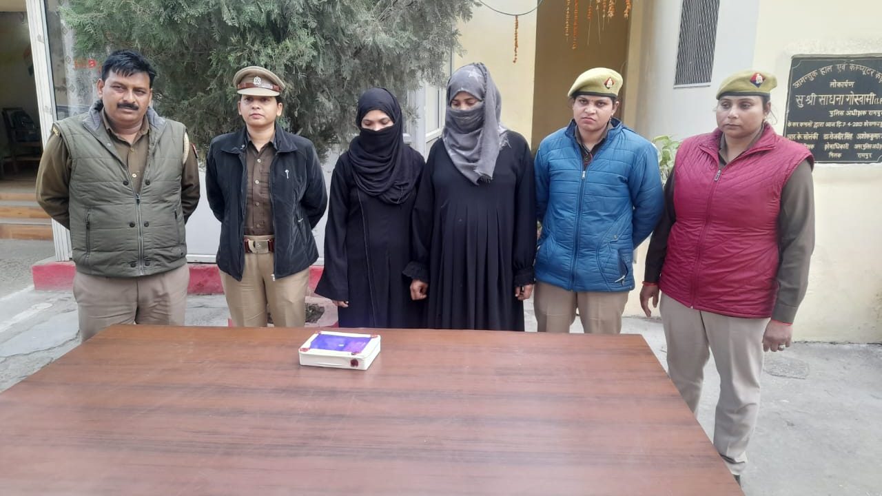 संगी बहनों ने मिलकर सर्राफ की दुकानें से उड़ाए लाखों के जेवर , पुलिस ने किया गिरफ्तार,भेजा जेल
