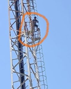 मानौना धाम के महंत पर ढोंग कराने का आरोप लगा,इंसाफ पाने के लिए टॉवर पर चढ़ा युवक