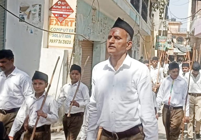 हिंदू नव वर्ष के अवसर पर आरएसएस का पथ संचलन,नगर में लोगों ने आरएसएस कार्यकर्ताओं व पदाधिकारी का पुष्‍प वर्षा से किया स्‍वागत