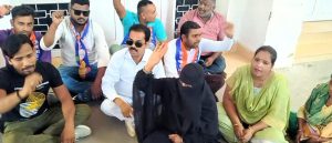 यूट्यूबर पर दर्ज गैंगरेप के मामले की दोबारा जांच कराने की पीड़िता ने उठाई मांग धरने पर बिठाने वाले शिवसेना के पूर्व नेता पर भी लगे कई गंभीर आरोप
