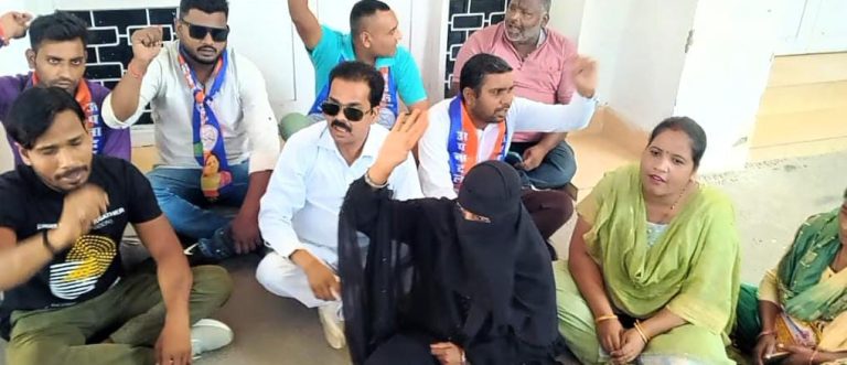 यूट्यूबर पर दर्ज गैंगरेप के मामले की दोबारा जांच कराने की पीड़िता ने उठाई मांग धरने पर बिठाने वाले शिवसेना के पूर्व नेता पर भी लगे कई गंभीर आरोप