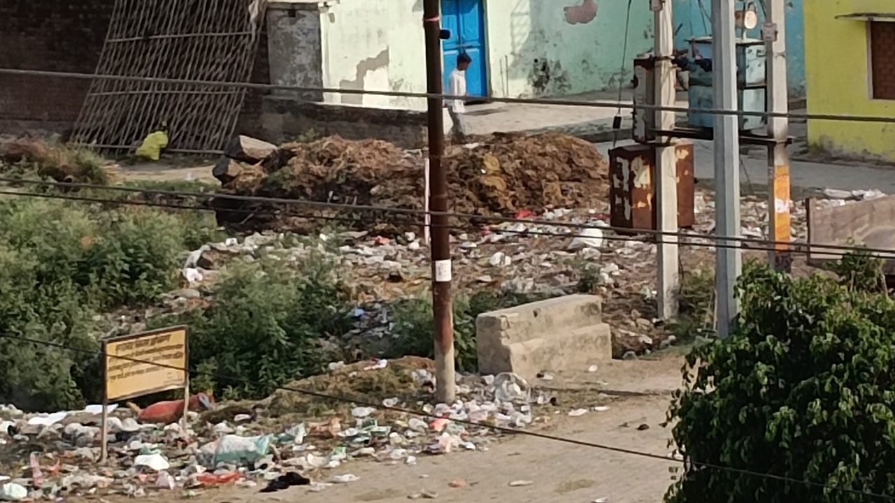 मुरादाबाद विकास प्राधिकरण की अनदेखी कही सेक्टर 14 को कूड़े घर में तब्दील न कर दे