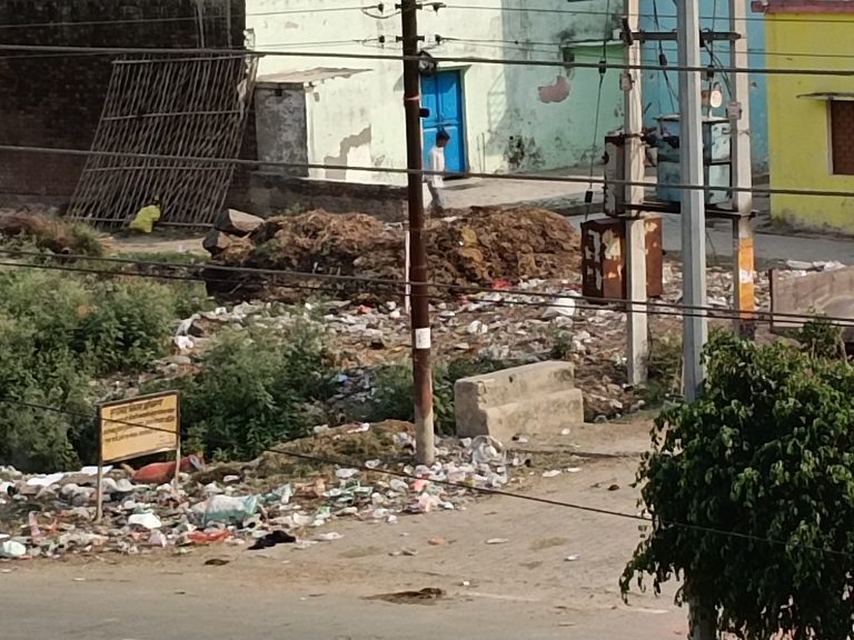 मुरादाबाद विकास प्राधिकरण की अनदेखी कही सेक्टर 14 को कूड़े घर में तब्दील न कर दे