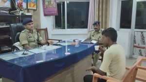 #हरदोई_पुलिस : पुलिसवर्दी के नाम पर जबरन खरबूजा मांगने के आरोप