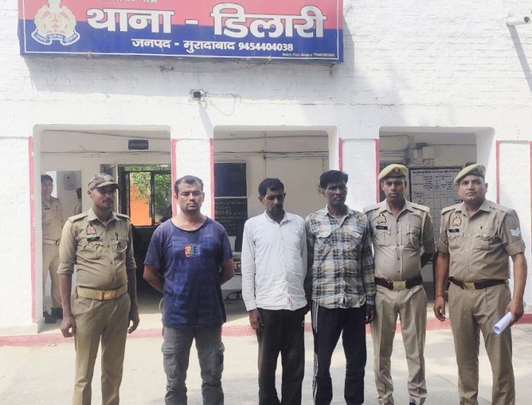 चेकिंग के दौरान पुलिस को कार से मिले डेढ़ करोड़ रूपये पुलिसकर्मी सहित तीन गिरफ्तार
