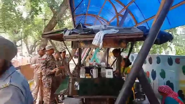 पॉश इलाके में स्मार्ट सिटी के सौंदर्यकरण को चूना लगाते ठेला संचालक, नगर निगम कर्मचारी हमसाज