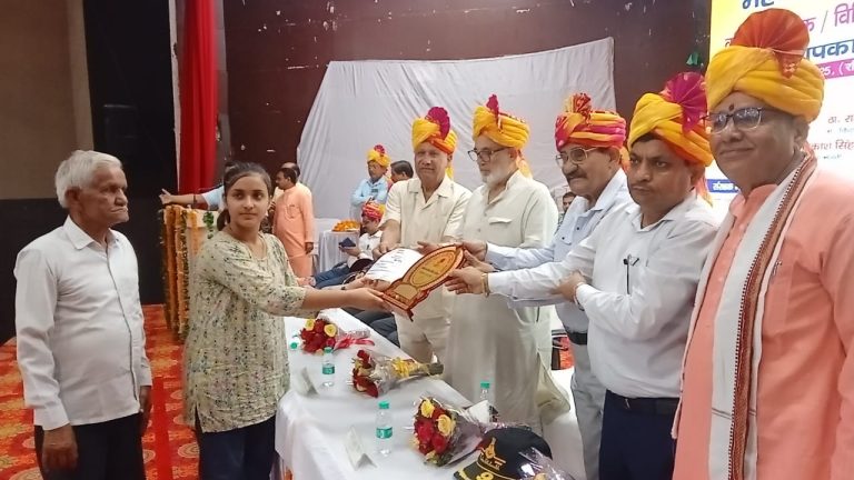राजपूताना क्षत्रिय महासभा ने पृथ्वीराज चौहान जयंती पर वरिष्ठ नागरिक एवं छात्र-छात्राओं को किया सम्मानित