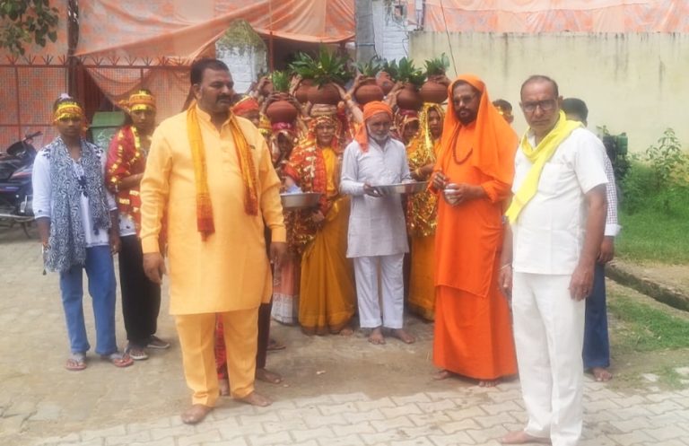 भक्ति भाव से सराबोर महिलाओं ने निकाली कलश यात्रा