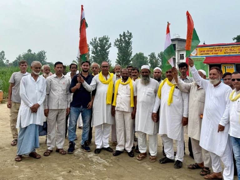 15 अगस्त पर सुभासपाईयों ने शान से फहराया तिरंगा जिलाध्यक्ष सत्यपाल तोमर की अगुवाई में