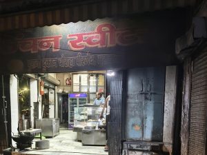 मशहूर मिठाई की दुकान स्वामी कैसे ग्राहकों को परोस देता है नकली नोट