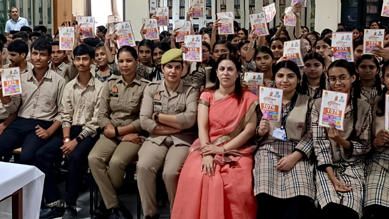 कैसीएम  इंटर  कॉलेज  पर छात्र-छात्राओं को यातायात नियमों के बारे में जागरूक किया गया