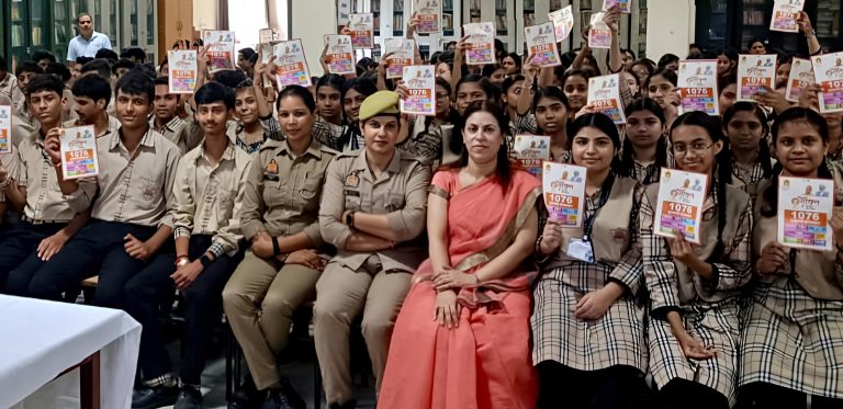 कैसीएम  इंटर  कॉलेज  पर छात्र-छात्राओं को यातायात नियमों के बारे में जागरूक किया गया