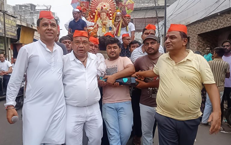 गणेश महोत्सव पर सर्राफा कमेटी द्वारा निकाली भव्य शोभायात्रा